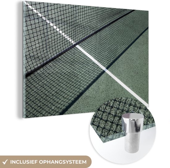 MuchoWow® Glasschilderij 150x100 cm - Schilderij acrylglas - Tennisnet op een groen tennisveld - Foto op glas - Schilderijen
