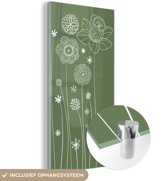 Groen glasschilderij met witte bloemen en een close-up van het ophangsysteem.
