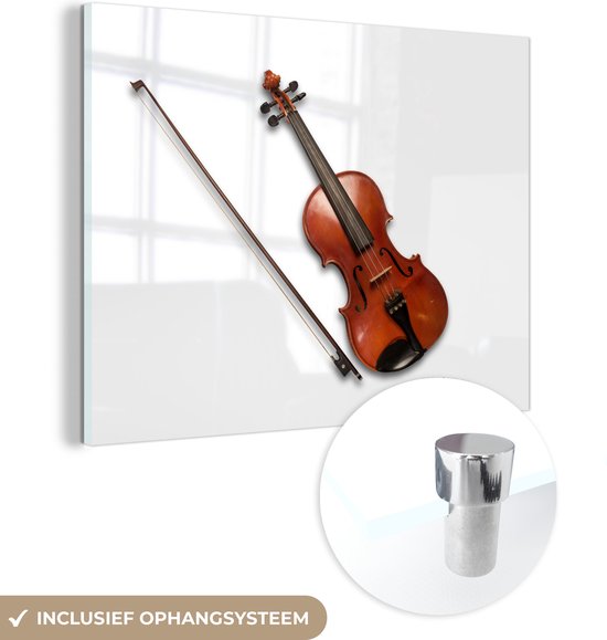 MuchoWow® Glasschilderij 40x30 cm - Schilderij acrylglas - Een viool met een strijkstok - Foto op glas - Schilderijen