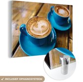 MuchoWow® Glasschilderij 60x40 cm - Schilderij acrylglas - Twee blauwe koppen koffie op een houten tafel - Foto op glas - Schilderijen
