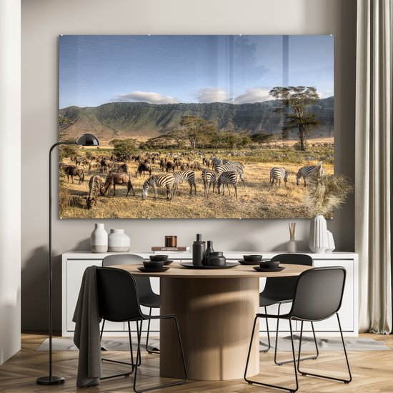 Le cratère du Ngorongoro avec de nombreux animaux sauvages paissant en Tanzanie Plexiglas 180x120 cm - Tirage photo sur Glas (décoration murale en plexiglas) XXL / Groot format!