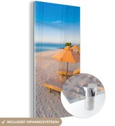 MuchoWow® Glasschilderij 20x40 cm - Schilderij acrylglas - Caribisch strand met strandstoel - Foto op glas - Schilderijen