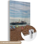 MuchoWow® Glasschilderij 80x120 cm - Schilderij acrylglas - Brighton - Engeland - Strandstoel - Foto op glas - Schilderijen