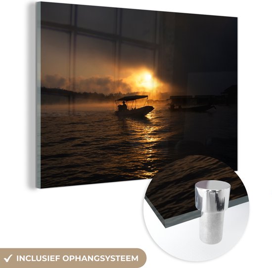 MuchoWow® Glasschilderij 90x60 cm - Schilderij acrylglas - Boot met mist in zonsondergang - Foto op glas - Schilderijen