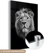 MuchoWow® Glasschilderij 120x160 cm - Schilderij acrylglas - Leeuw - Portret - Zwart - Wit - Foto op glas - Schilderijen