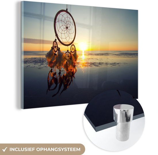 MuchoWow® Glasschilderij 90x60 cm - Schilderij acrylglas - Een dromenvanger bij zonsopgang op de zee - Foto op glas - Schilderijen