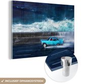 MuchoWow® Glasschilderij 90x60 cm - Schilderij acrylglas - Oldtimer - Cuba - Cadillac - Blauwe auto rijdt langs zee - Foto op glas - Schilderijen