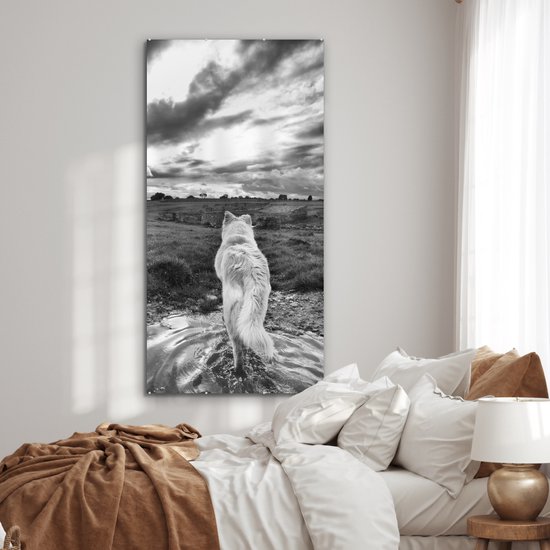 MuchoWow® Glasschilderij 80x160 cm - Schilderij acrylglas - Wolf uitkijkend over landschap in zwart-wit - Foto op glas - Schilderijen