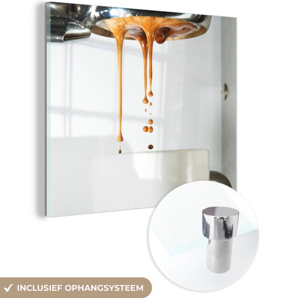 MuchoWow® Glasschilderij 20x20 cm - Schilderij acrylglas - De koffie stroomt uit het koffiezetapparaat in de kop koffie - Foto op glas - Schilderijen
