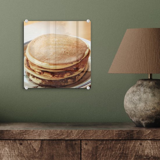 ® Glasschilderij 20x20 cm - Schilderij acrylglas - Opgestapelde pannenkoeken op een bord - Foto op glas - Muurdecoratie woonkamer - Wanddecoratie slaapkamer - Schilderijen