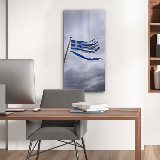 MuchoWow® Peinture sur verre 40x80 cm - Peinture sur verre acrylique - Drapeau grec déchiqueté soufflant dans un vent fort - Photo sur verre - Peintures