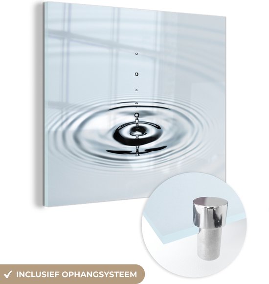 MuchoWow® Glasschilderij 90x90 cm - Schilderij acrylglas - Druppel water die ringen in lichtblauw water vormt - Foto op glas - Schilderijen
