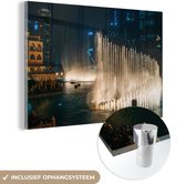 MuchoWow® Glasschilderij 30x20 cm - Schilderij acrylglas - Prachtige opspringende fonteinen in Dubai - Foto op glas - Schilderijen