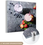MuchoWow® Glasschilderij 90x90 cm - Schilderij acrylglas - Smoothie - Fruit - Aardbei - Bes - Marmer - Foto op glas - Schilderijen