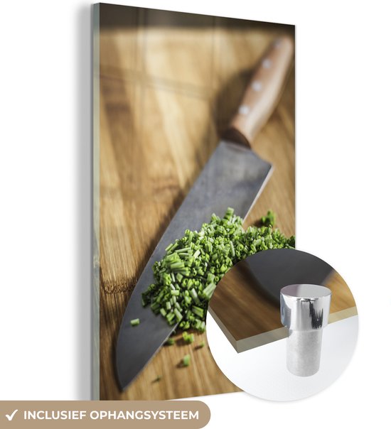 Ciboulette hachée très finement ou herbe à pipe sur une planche à découper Plexiglas 40x60 cm - Tirage photo sur Glas (décoration murale en plexiglas)