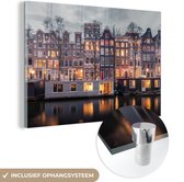 MuchoWow® Glasschilderij 30x20 cm - Schilderij acrylglas - Licht - Huis - Amsterdam - Foto op glas - Schilderijen