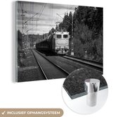 MuchoWow® Glasschilderij 150x100 cm - Schilderij acrylglas - Een trein op een spoorlijn - zwart wit - Foto op glas - Schilderijen