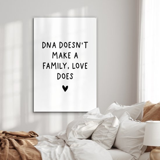 MuchoWow® Glasschilderij 80x120 cm - Schilderij acrylglas - Engelse quote "DNA doesn't make a family, love does" met een hartje op een witte achtergrond - Foto op glas - Schilderijen