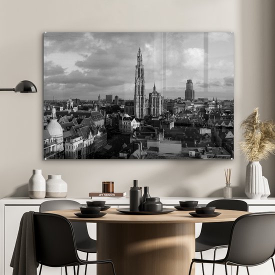 Zwart-wit stadsgezicht van Antwerpen met de kathedraal, hangend boven een eettafel.