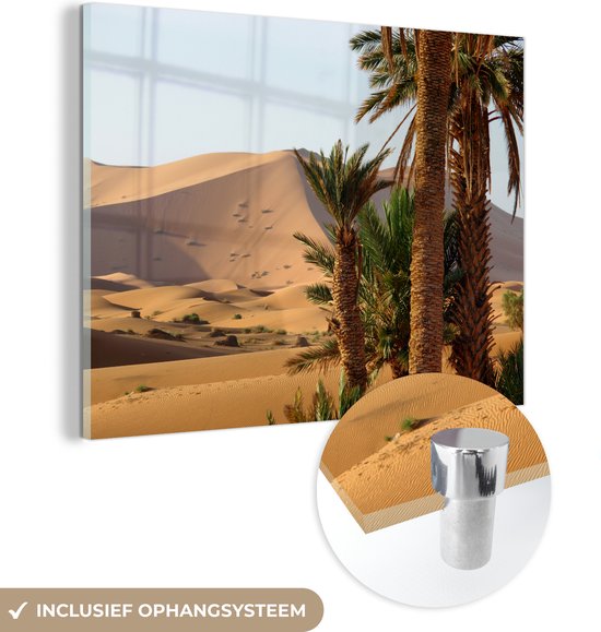 MuchoWow® Glasschilderij 40x30 cm - Schilderij acrylglas - Marokkaanse palmbomen en duinen in Merzouga bij Erg Chebbi - Foto op glas - Schilderijen