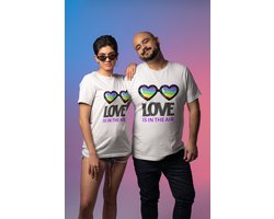 Shirt - Love is in the air - Wurban Wear | Grappig shirt | Pride | Unisex tshirt | Pride vlag | Regenboog vlag | LGBTQ | Make up | Gay | Liefde | Wit