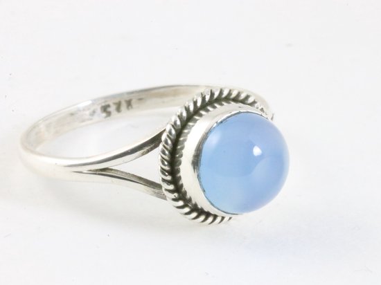 Fijne bewerkte ronde zilveren ring met blauwe chalcedoon