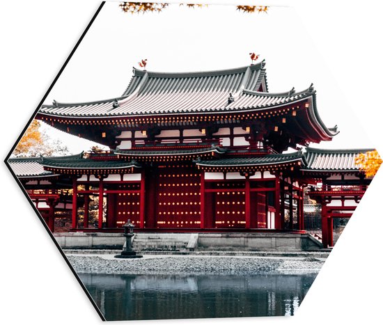 Dibond Hexagon - Rode Boeddhistische Tempel in Japan met Oranje Bomen - 40x34.8 cm Foto op Hexagon (Met Ophangsysteem)