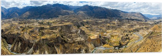 WallClassics - PVC Schuimplaat- Uitzicht over Bergen in Peru - 150x50 cm Foto op PVC Schuimplaat