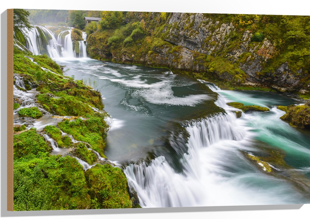 WallClassics - Hout - Wild Stromende Watervalln in Begroeid Bosgebied - 90x60 cm - 9 mm dik - Foto op Hout (Met Ophangsysteem)