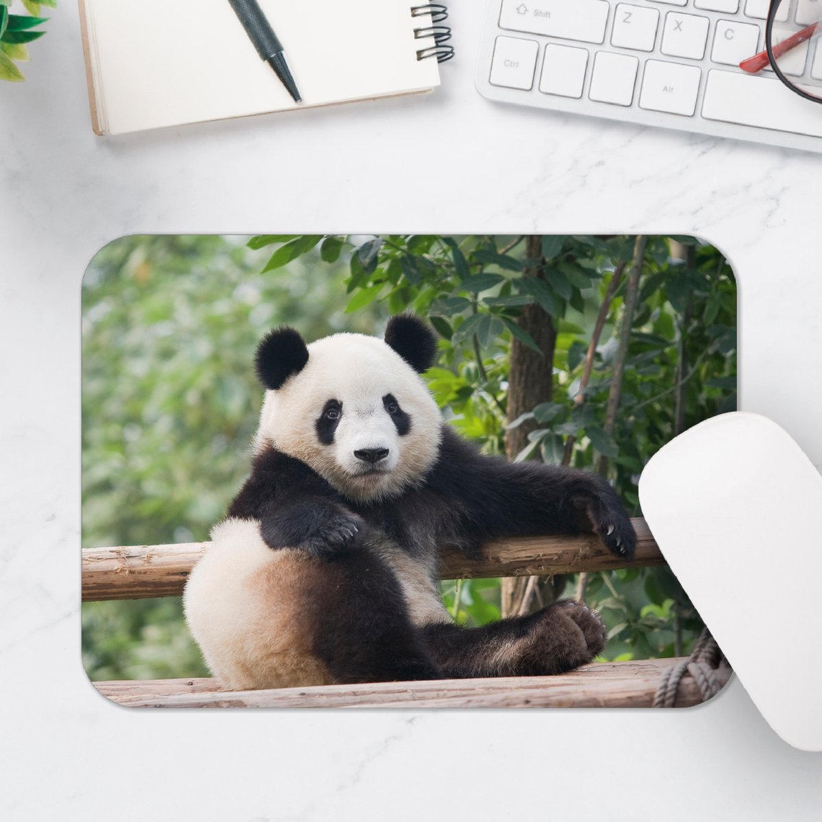 Muismat - Panda Relaxed op een Houten Bouwsel - 25x18 cm - 2 mm Dik - Muismat van Vinyl