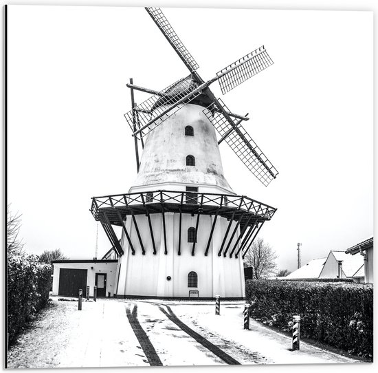 Dibond - Windmolen in de Sneeuw in het Zwart Wit - 50x50 cm Foto op Aluminium (Wanddecoratie van metaal)