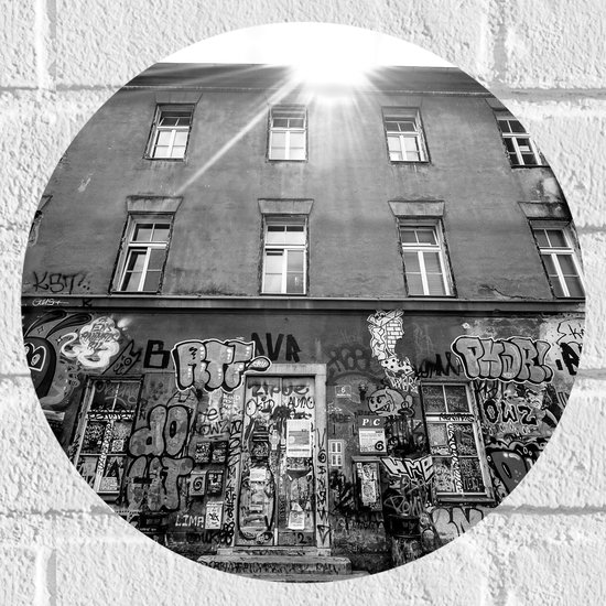 Muursticker Cirkel - Graffiti op Muren in het Zwart Wit - 30x30 cm Foto op Muursticker