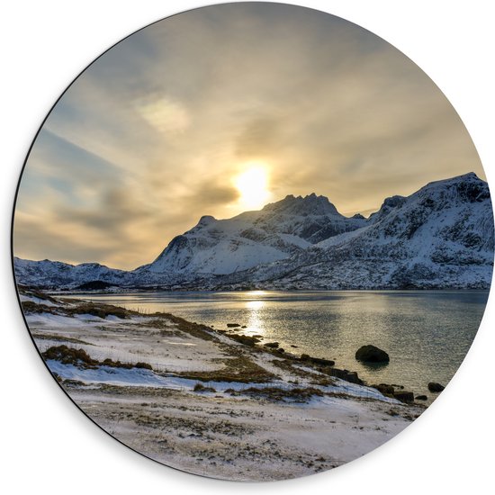 Dibond Muurcirkel - Landschap bedekt door Sneeuw tijdens Zonsondergang - 50x50 cm Foto op Aluminium Muurcirkel (met ophangsysteem)
