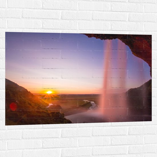 Muursticker - Achter een Waterval in het Natuur Landschap van IJsland - 105x70 cm Foto op Muursticker