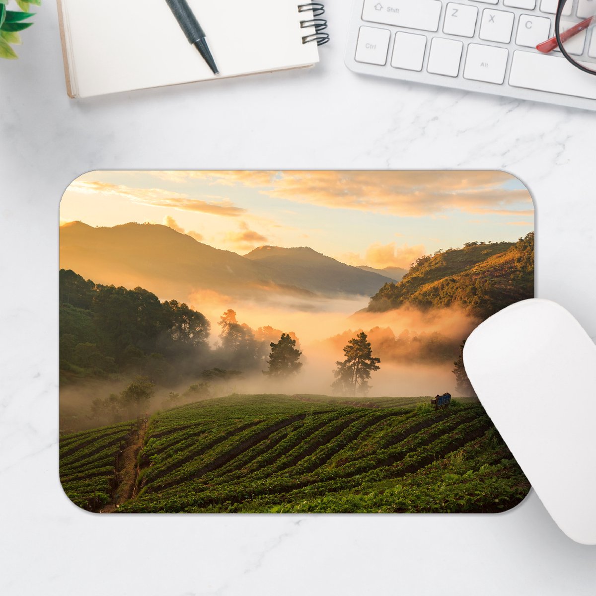 Muismat - Ochtend Mist tussen de Bomen in Landschap - 25x18 cm - 2 mm Dik - Muismat van Vinyl