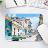 Muismat - Gekleurde Geparkeerde Auto's in Kleurrijke Straat - Cuba - 25x18 cm - 2 mm Dik - Muismat van Vinyl