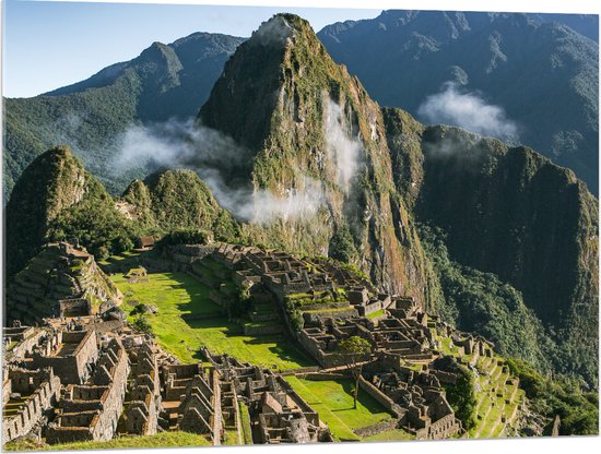 WallClassics - Acrylglas - Uitzicht over Dorpje Machu Picchu in Peru - 100x75 cm Foto op Acrylglas (Wanddecoratie op Acrylaat)
