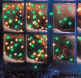 Akyol - glow in the dark voor in je kamer - sneeuwvlokjes – raamsticker kerst - sneeuwvlokken - sneeuwvlok raamsticker - glow in the dark sterren-glow in the dark stickers - 3D stars- Set 50 stuks - kerst accessoires - kerstversiering– kerst