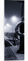 PVC Schuimplaat - Reddingsboei met Bankjes in het Zwart Wit - 20x60 cm Foto op PVC Schuimplaat (Met Ophangsysteem)