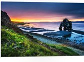 PVC Schuimplaat- Enorme Rots in de Zee bij de Bergen tijdens Zonsondergang - 75x50 cm Foto op PVC Schuimplaat