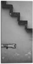Dibond - Trap voor Witte Muur in het Zwart- wit met Bordje Exit - 50x100 cm Foto op Aluminium (Wanddecoratie van metaal)