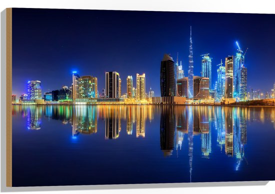 Hout - Skyline van Dubai met Weerspiegeling in de Zee, Qatar - 90x60 cm - 9 mm dik - Foto op Hout (Met Ophangsysteem)