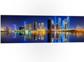 PVC Schuimplaat - Skyline van Dubai met Weerspiegeling in de Zee, Qatar - 120x40 cm Foto op PVC Schuimplaat (Met Ophangsysteem)