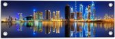 Tuinposter – Skyline van Dubai met Weerspiegeling in de Zee, Qatar - 60x20 cm Foto op Tuinposter (wanddecoratie voor buiten en binnen)