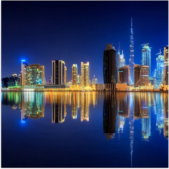 Poster (Mat) - Skyline van Dubai met Weerspiegeling in de Zee, Qatar - 80x80 cm Foto op Posterpapier met een Matte look