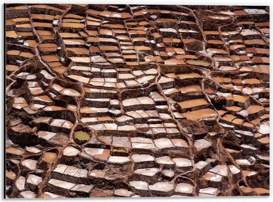 WallClassics - Dibond - Zoutpannen van Maras in Andesgebergte van Peru - 40x30 cm Foto op Aluminium (Wanddecoratie van metaal)