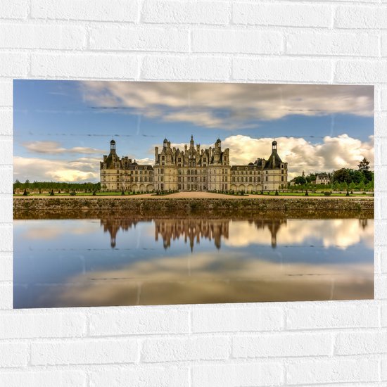 WallClassics - Muursticker - Water voor Kasteel van Chambord, Frankrijk met Schapenwolken - 90x60 cm Foto op Muursticker