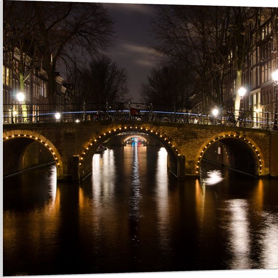 PVC Schuimplaat- Verlichte Amsterdamse Gracht in de Nacht - 80x80 cm Foto op PVC Schuimplaat