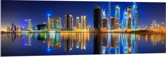 Acrylglas - Skyline van Dubai met Weerspiegeling in de Zee, Qatar - 150x50 cm Foto op Acrylglas (Wanddecoratie op Acrylaat)