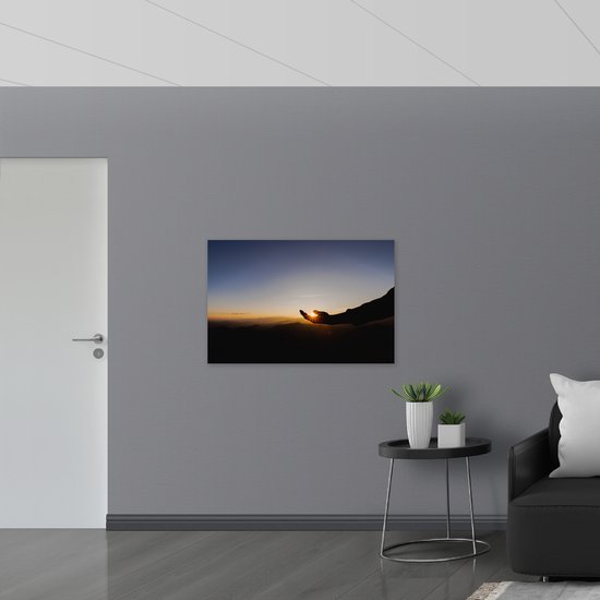 WallClassics - Dibond - Silhouette du Soleil dans la Main Humaine à Berglandschao - 105x70 cm Photo sur Aluminium (Décoration murale en métal)